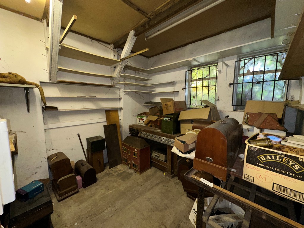 Lot: 227 - THREE-BEDROOM OLD SCHOOL UNIT WITH POTENTIAL - Second Room in additional accommodation